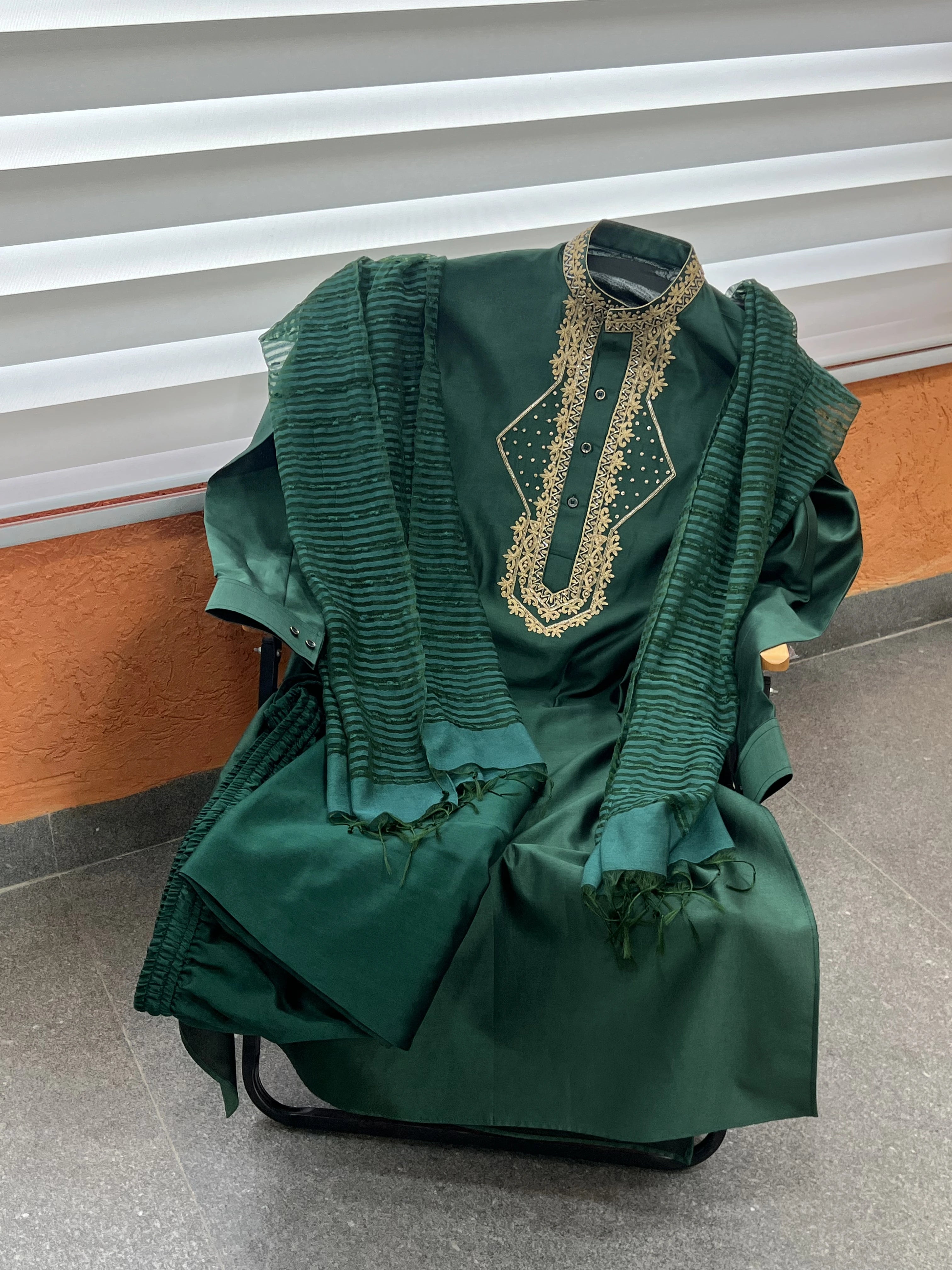 Green Chanderi Silk Kurta Pajama with Patterned Baghalpuri Silk Dupatta (Bottle Green)