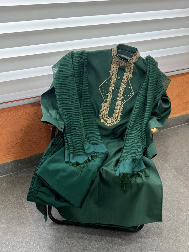 Green Chanderi Silk Kurta Pajama with Patterned Baghalpuri Silk Dupatta (Bottle Green)